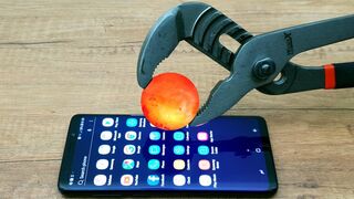 EXPERIMENT Glowing 1000 Degree METAL BALL vs Samsung Galaxy S9+