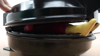 EXPERIMENT WAFFLE IRON vs THE FLASH STRETCH FIGURE (Oddly satisfying)