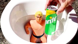 Experiment ! Stretch Armstrong vs Cola, Fanta, Mtn Dew, Sprite and Mentos in Toilet