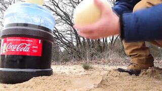 Experiment: Coca-Cola and Pepsi vs Mentos in a Giant Balloon! Super reaction!