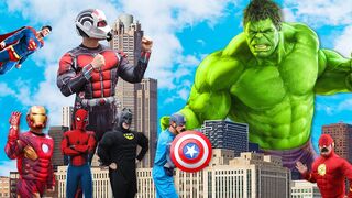 Superheroes VS Giant Hulk