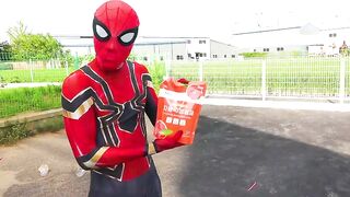 Spider-Man VS Stretch Armstrong, Mentos in Toilet