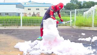 Spider-Man VS Stretch Armstrong, Mentos in Toilet