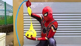 Spider-Man VS Popping Giant Water Balloons