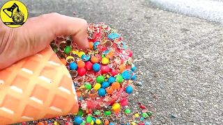 Experiment Car vs Candy Ball, Pepsi Orange Balloon - يخلق مخروط الآيس كريم مع حلوى M&M صوتًا مقرمشًا