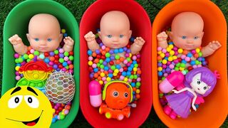 Baby Dolls Learn Colors with Bright Colorful Balls