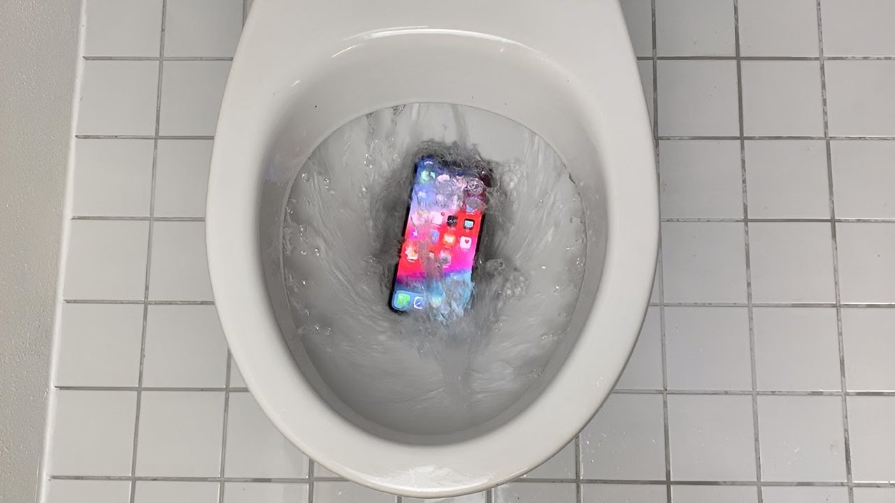 Что в телефоне в туалете делать. Унитаз смартфон. Телфон в уитазе.
