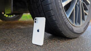 Crush Test : iPhone 12 vs Car
