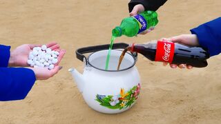 Coca Cola, Sprite and Mentos in a Teapot !