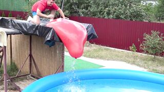 EXPERIMENT: POOL vs GIANT WATER BALLOON 200 L.