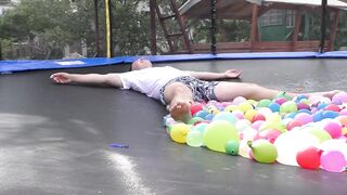 1000 WATER BALLOONS ON TRAMPOLINE