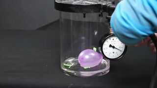 EXPERIMENT: WATER AND COCA COLA BALLOON BOMMS IN VACUUM CHAMBER