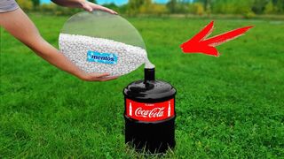 Experiment: Coca Cola and Mentos in to Giant Balloon! Super Reaction!