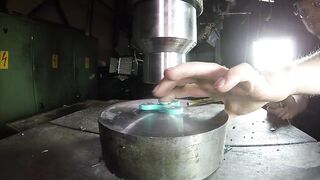 Crushing Fidget Spinner with hydraulic press
