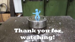 Crushing large lithium batteries with hydraulic press