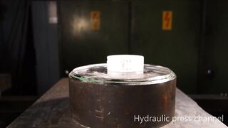 Crushing 3d-printed stuff with hydraulic press
