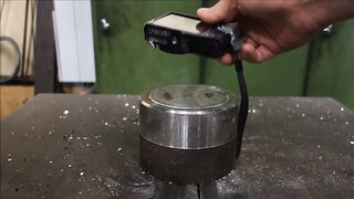 Crushing camera with hydraulic press