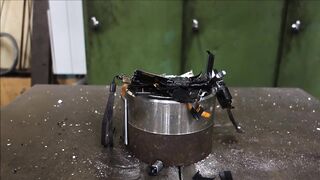 Crushing camera with hydraulic press