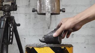 Can the iron weight be cut open?