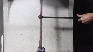 Can a solid axe and iron drill split the big steel ball in half?大鋼鐵球被劈開兩半嗎？