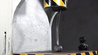 Can a solid axe and iron drill split the big steel ball in half?大鋼鐵球被劈開兩半嗎？