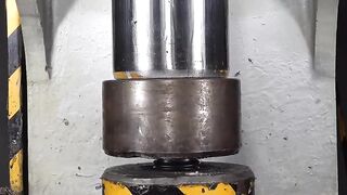 Hydraulic machine challenges 1000 ℃ hammer and big iron pillar
