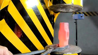 Can a 1000°C hammer withstand 200 tons of hydraulic pressure?