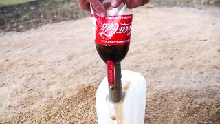 Experiment: Coca Cola and Mentos and Baking Soda! Super Effect!